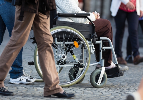 persoon in rolstoel